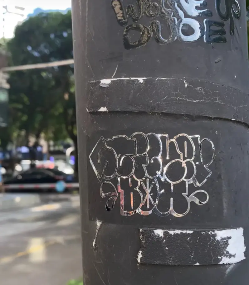 Népszerűsíti a hőkezelő ragasztócímkék kiválasztását
