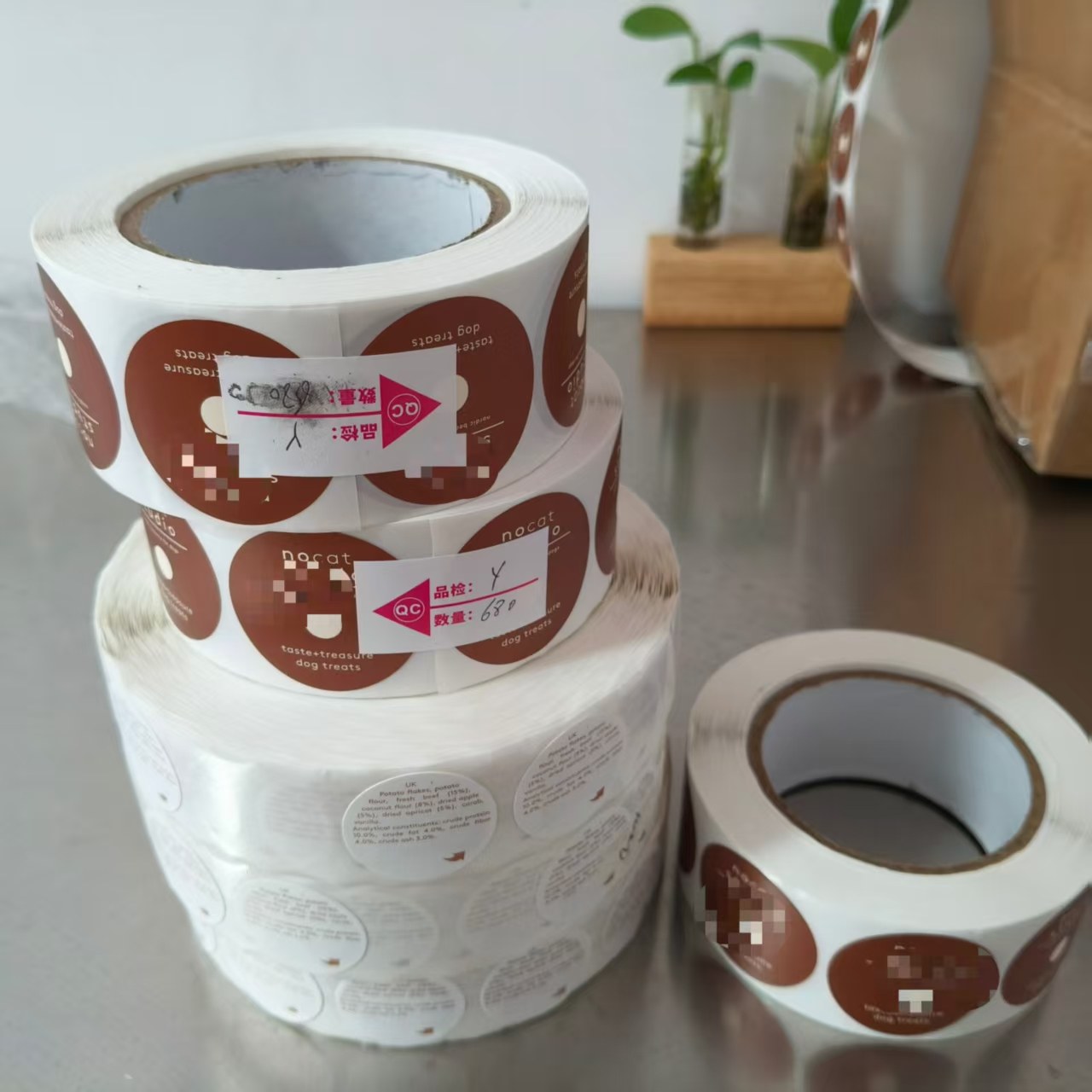 A JOJO Pack elkészíti az egyedi kutyacsemege matricák szállítását a dán ügyfél számára