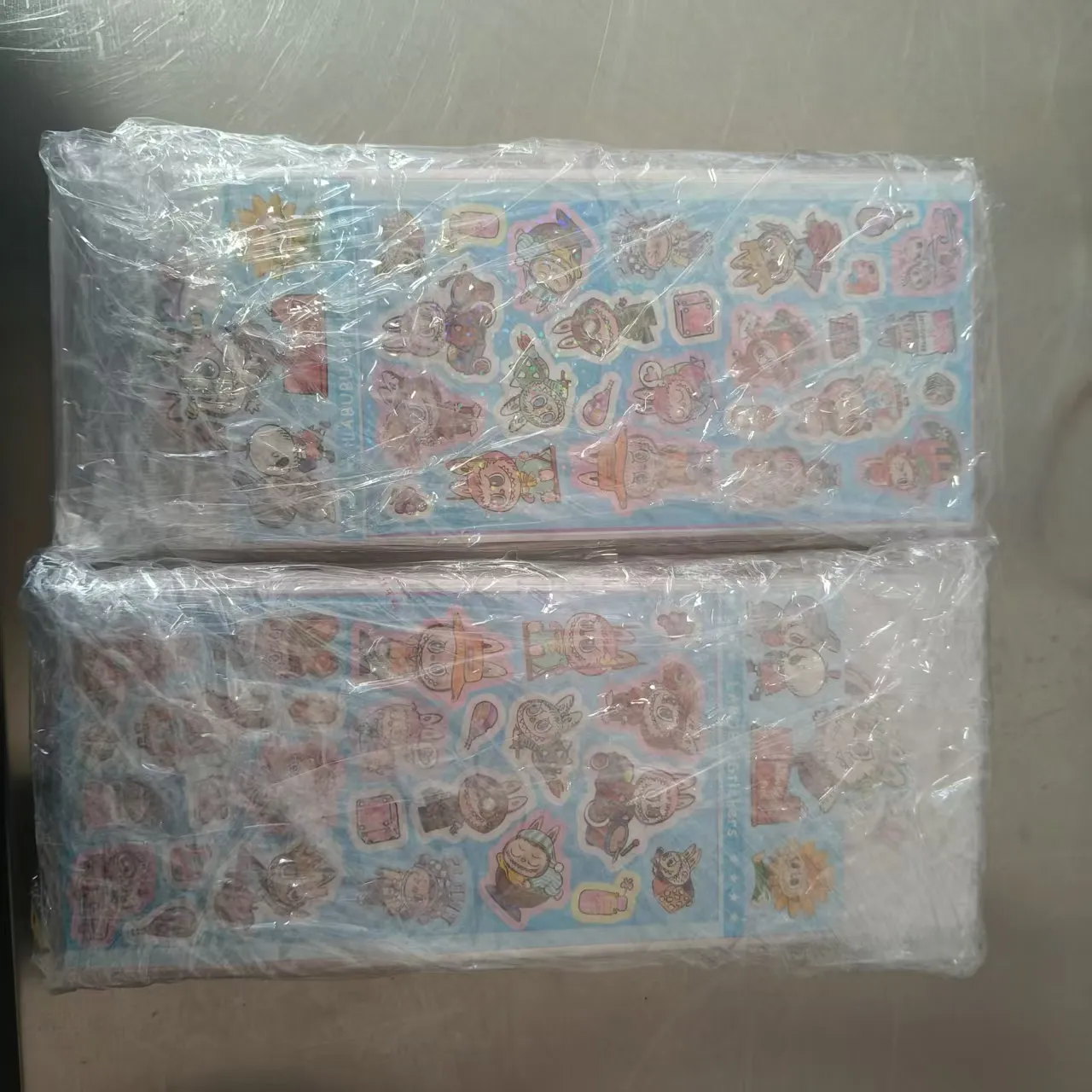 A cég a múlt héten új, kivágott gyerekmatricákat szállított