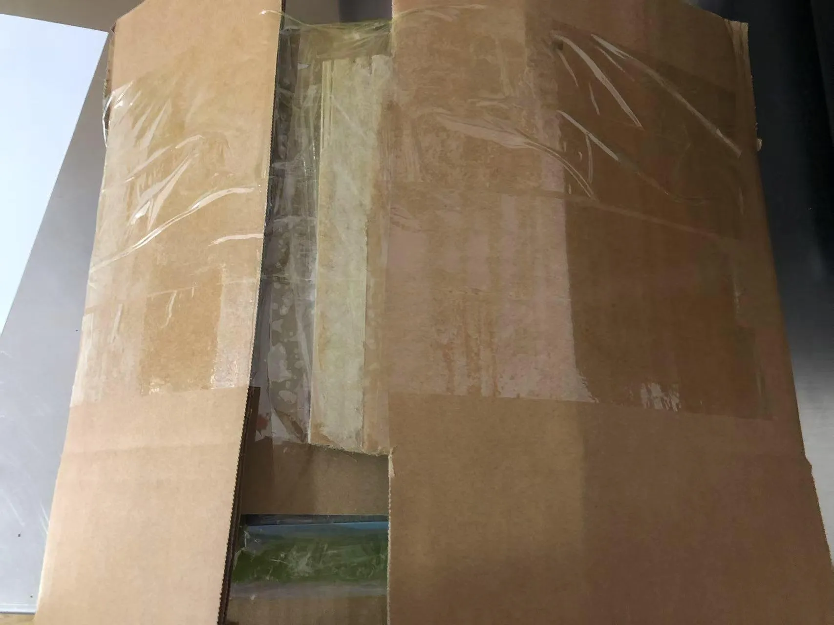 A hordozható gyerekmatricás könyvek Ugandába küldésének folyamata