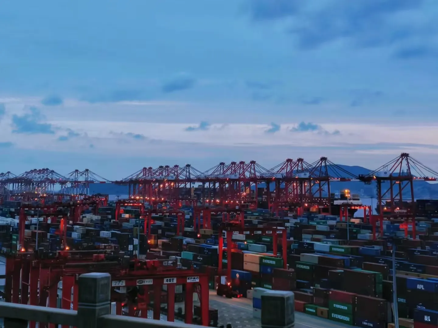 Kína import- és exportkereskedelmének összértéke elérte a 41,21 billió jüant.