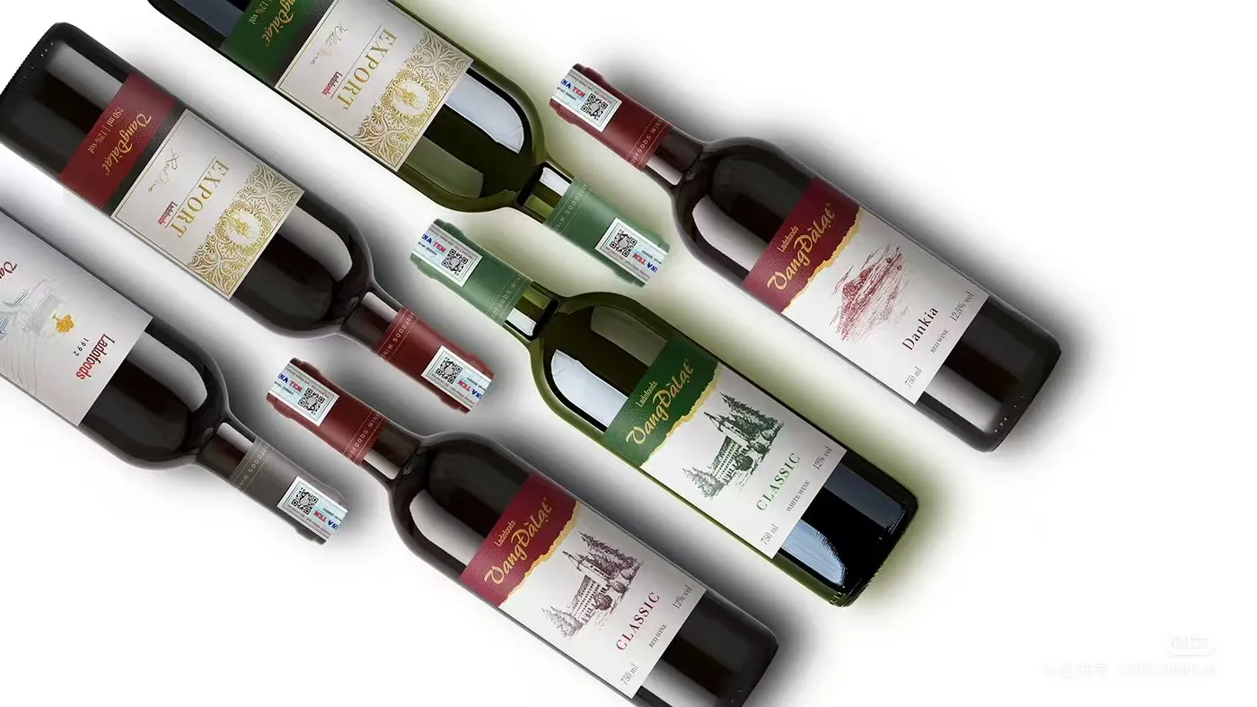 Milyen technikákat használnak általában a borcímkék készítéséhez?